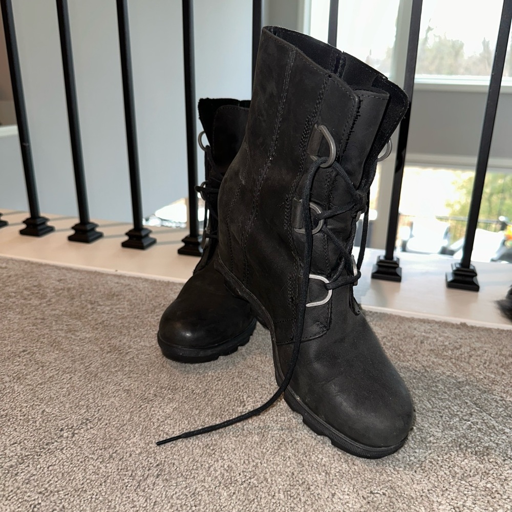 SOREL Lexie wedge in all black!